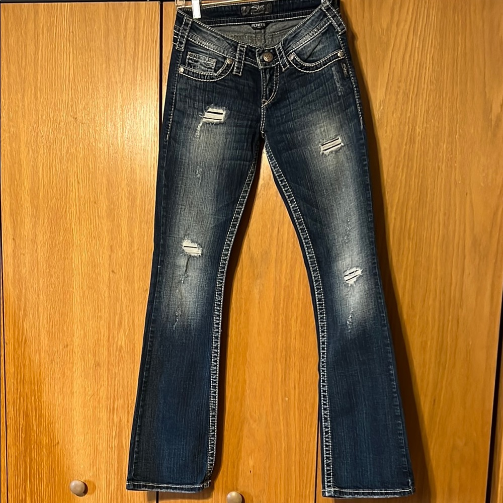 Women's Silver jeans. Style: Pioneer. W/25 L/33. Great detailing on back.